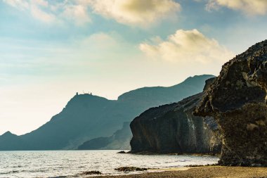 İspanya 'da kıyı manzarası. Cabo de Gata 'daki Monsul plajı Nijar Doğal Parkı, Almeria Endalusia.