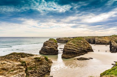 Katedraller Plajı, Ribadeo 'daki Playa las Catedrales, Lugo, Galiçya. İspanya 'nın kuzeyindeki Cantabric sahillerinde kayalık oluşumları. Turist eğlencesi.