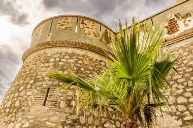 Kıyı kalesi, Carchuna Şatosu, Granada Bölgesi, Endülüs İspanya. Turist eğlencesi