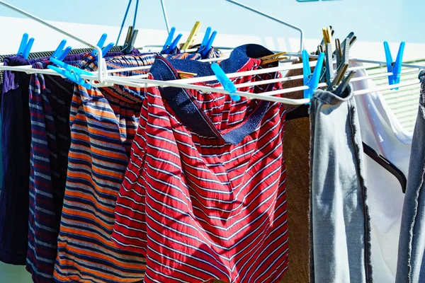 洗濯ラインで屋外で乾燥するためにぶら下がっている服 — ストック写真