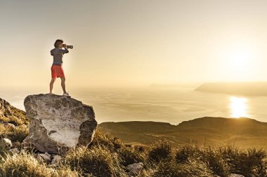 İspanya 'nın kıyı manzarasından fotoğraf çeken kadın turist Mesa Roldán, Endülüs İspanya. Cabo de Gata Doğal Parkı.