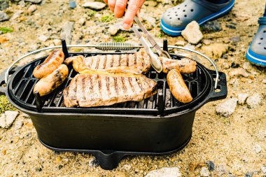 Et ve sosis ızgarada. Barbekü yemeği, yaz yemeği..