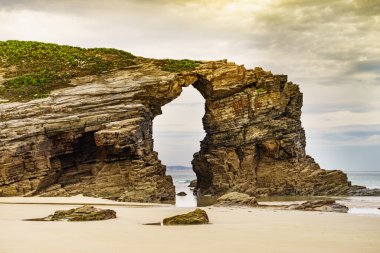 Katedraller Plajı, Ribadeo 'daki Playa las Catedrales, Lugo, Galiçya. İspanya 'nın kuzeyindeki Cantabric sahillerinde kayalık oluşumları. Turist eğlencesi.