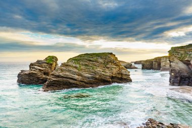 Galiçya İspanya 'daki Katedral Sahili' nde kayalık oluşumları. Playa de las Catedrales, Ribadeo 'da Katedrais Olarak, Lugo. Kuzey İspanya 'daki Cantabric kıyı şeridi. Turist eğlencesi.