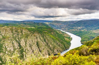 Dağ manzarası. Galiçya, İspanya 'da Parada de Sil' de Sil Nehri. Balcon de Madrid gözcüsünün görüntüsü. Turist eğlencesi.
