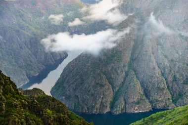 İspanya 'nın Parada de Sil kentindeki Sil Kanyonu üzerinde sabah bulutları. Cabezoa gözcüsünün görüntüsü. Dağ manzarası. Ziyaret edilecek yer.