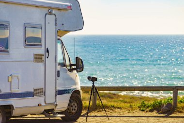 Plaj kıyısında kamp yapan bir karavan. İspanya Murcia bölgesi, Calblanque Bölgesel Parkı.