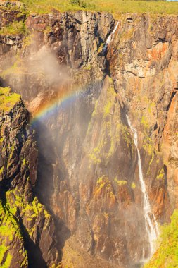 Voringsfossen şelalesi yazın gökkuşağı ile, Mabodalen Vadisi Norveç. Ulusal turist Hardangervidda güzergahı, 7 nolu turist yolu, Eidfjord gezi turu.