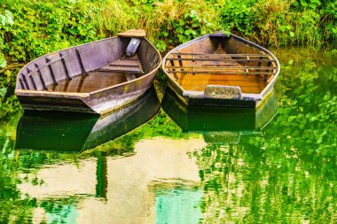 Nehir suyunda demirli tekneler