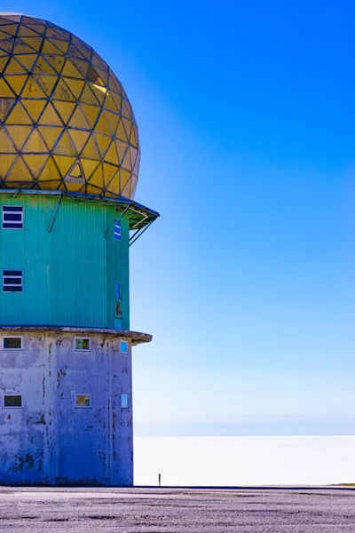 Serra da Estrela 'nın Torre dağı zirvesi ya da terk edilmiş gözlemevi ile Star Mountain Range. Continental Portugal 'daki en yüksek yer. Ziyaret edilecek yer.