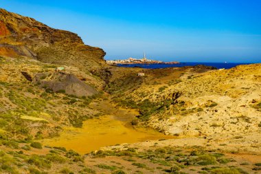 Akdeniz kıyısı manzarası, sahilde sahil kıyısı Cabo de Palos 'ta Cala Reona ile birlikte. Murcia bölgesi, Calblanque Bölgesel Parkı İspanya.