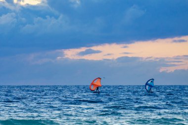 Deniz suyunda sörfçü. Spor etkinliği.