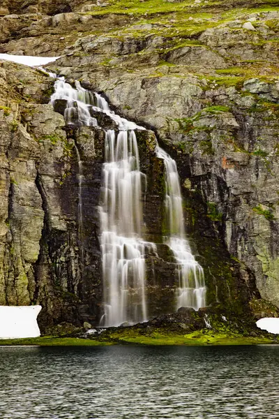 高山湖带瀑布的浮水网 挪威Aurland和Laerdal之间的风景区 国家旅游路线Aurlandsfjellet — 图库照片