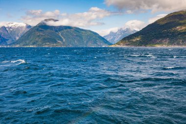 Dağların manzarası ve Norveç 'teki Vangsnes-Dragsvik fiyort rotası, İskandinavya Avrupa. Feribottan görüldüğü gibi Sognefjord. Turizm tatili ve seyahat.