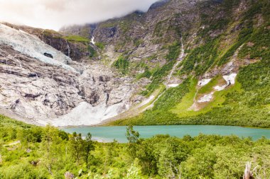 Norveç dağları manzarası. Sogndal Belediyesi 'nin Fjaerland bölgesindeki Boyabreen Buzulu. Jostedalsbreen Ulusal Parkı, Norveç.