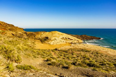 Akdeniz kıyısı manzarası, Murcia bölgesinde sahil kıyısı, Calblanque Bölgesel Parkı, İspanya.