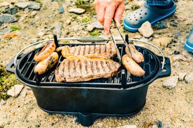 Et ve sosis ızgarada. Barbekü yemeği, yaz yemeği..