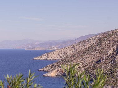 Yunanistan 'da yaz zamanı. Sıcak havalarda deniz kıyısının yanındaki güzel Yunan kıyıları.