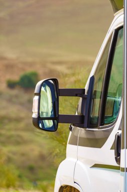 Kamp aracı dağ doğasında kamp yapıyor. Tatil gezisi.