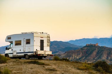 Karavan Almerya İspanya 'nın Tabernas çölünde kamp yapıyor. Karavanla seyahat etmek..