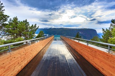 Stegastein görüş noktasından Aurlandsfjord manzara. Norveç İskandinavyası. Ulusal turist rotası Aurlandsfjellet.