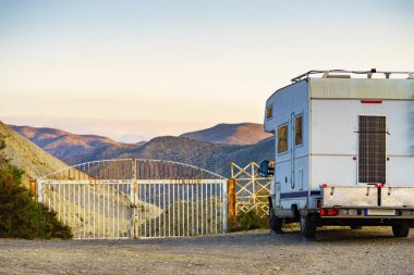 Karavan Almerya İspanya 'nın Tabernas çölünde kamp yapıyor. Karavanla seyahat etmek..