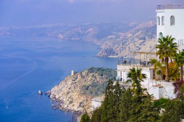 Akdeniz İspanya kıyı manzarası. Maro Cerro Gordo Doğal Parkı, Maro ve Nerja yakınlarındaki uçurumlar, Malaga, Costa Del Sol, Endülüs.