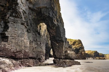 Katedraller Plajı, Ribadeo 'daki Playa las Catedrales, Lugo, Galiçya. İspanya 'nın kuzeyindeki Cantabric sahillerinde kayalık oluşumları. Turist eğlencesi.