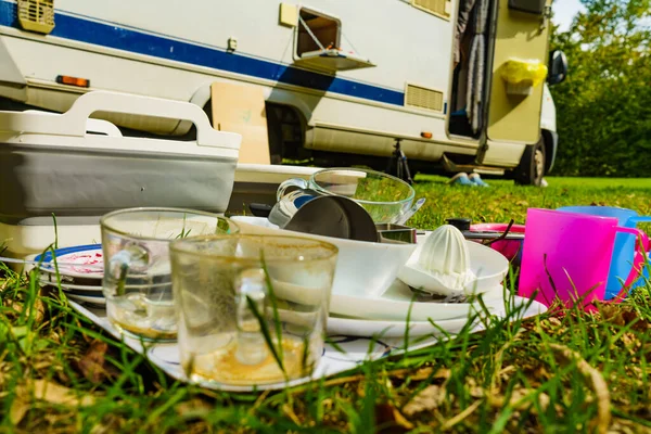 キャンパー車に対する汚れた料理屋外 新鮮な空気を洗う 自然へのキャンプ 外での食器洗い — ストック写真