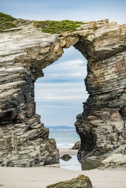 Galiçya İspanya 'daki Katedral Sahili' nde kayalık oluşumları. Playa de las Catedrales, Ribadeo 'da Katedrais Olarak, Lugo. Kuzey İspanya 'daki Cantabric kıyı şeridi. Turist eğlencesi.