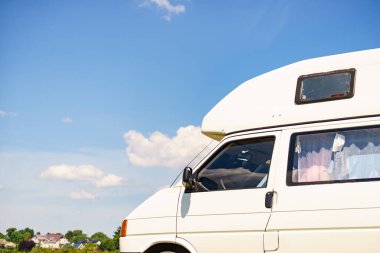 Kamp aracı yazın doğada kamp yapıyor. Karavanla seyahat ediyorum. Karavan tatili.