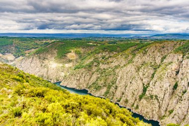 Dağ manzarası. Galiçya, İspanya 'da Parada de Sil' de Sil Nehri. Balcon de Madrid gözcüsünün görüntüsü. Turist eğlencesi.
