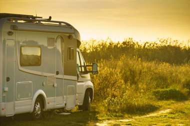 Deniz kıyısında kamp yapmak. Plajda kamp aracı, İspanya 'da Akdeniz kıyısında. Yaşam biçimi.