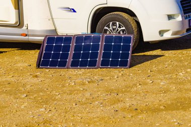 Taşınabilir güneş fotovoltaik paneli, karavanda şarj oluyor. Karavanla tatiller