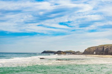Galiçya İspanya 'daki Katedral Sahili' nde kayalık oluşumları. Playa de las Catedrales, Ribadeo 'da Katedrais Olarak, Lugo. Kuzey İspanya 'daki Cantabric kıyı şeridi. Turist eğlencesi.