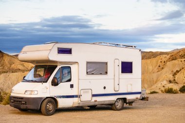 Karavan Almerya İspanya 'nın Tabernas çölünde kamp yapıyor. Karavanla seyahat etmek..