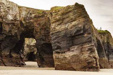 Katedraller Plajı, Ribadeo 'daki Playa las Catedrales, Lugo, Galiçya. İspanya 'nın kuzeyindeki Cantabric sahillerinde kayalık oluşumları. Turist eğlencesi.