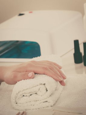 Kadın el havlu, jel hibrid manikür için bekliyor. Güzellik sağlık spa tedavi kavramı