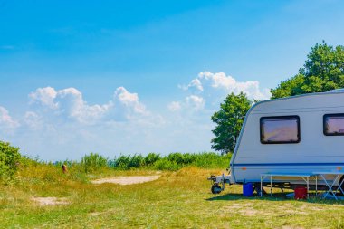 Karavan karavanı doğada kamp yapıyor. Seyahat, gezici evle aile tatili..