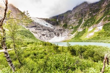 Norveç dağları manzarası. Sogn og Fjordane ilçesindeki Sogndal Belediyesinin Fjaerland bölgesinde Boyabreen Buzulu, Norveç.