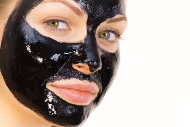 Yüzünde kozmetik olan genç bir kadın, karbonhidrat temizleme maskesi. Spa tedavisi. Cilt bakımı.