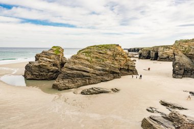 Galiçya İspanya 'daki Katedral Sahili' nde kayalık oluşumları. Playa de las Catedrales, Ribadeo 'da Katedrais Olarak, Lugo. Kuzey İspanya 'daki Cantabric kıyı şeridi. Turist eğlencesi.