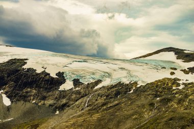 Buzullu karlı dağ tepeleri, Norveç 'in Dalsnibba bakış açısından manzara. Dağlar manzarası.