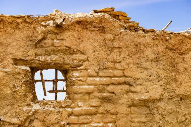 Eski kil ev detayı, pencerede parmaklıklar. El Chorrillo Film Konumu, Sierra Alhamilla, Endülüs İspanya.