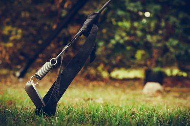 Rüzgâr kayışının ayrıntıları zemine çivilenmiş yay ve metal çivili bir karavanda güneşleniyor.