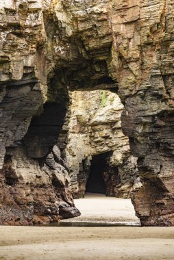 Galiçya İspanya 'daki Katedral Sahili' nde kayalık oluşumları. Playa de las Catedrales, Ribadeo 'da Katedrais Olarak, Lugo. Kuzey İspanya 'daki Cantabric kıyı şeridi. Turist eğlencesi.