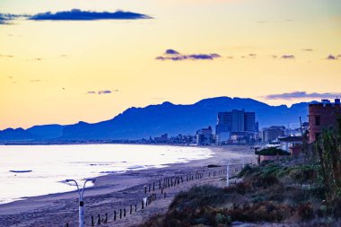 Sabahları deniz manzarası, Gandia 'da plaj. Montgo dağının silueti ufukta belirdi. Valencia İspanya.