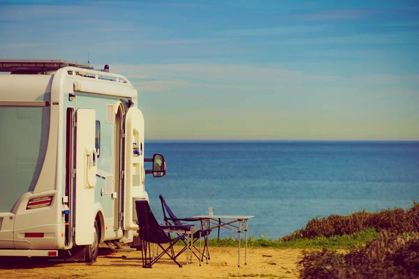 西班牙海岸大篷车上的营地设备椅子和餐桌 野外野营在自然海滩上 度假和驾车回家旅行 — 图库照片