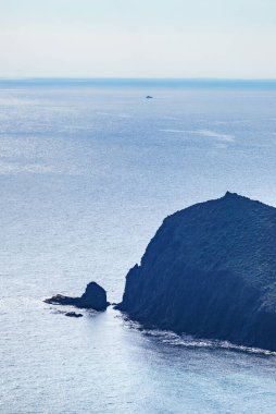 Denizde kayalar olan kıyı manzarası. Cabo de Gata Nijar Doğal Parkı, Almerya ili, Endülüs İspanya.
