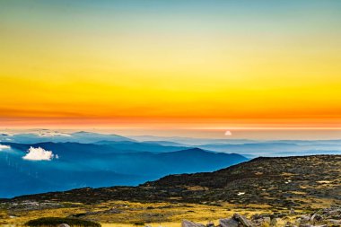 Bulutların üstünde yanan günbatımı. Portekiz 'deki Serra da Estrela' nın Torre Dağı tepesinden görüntü.